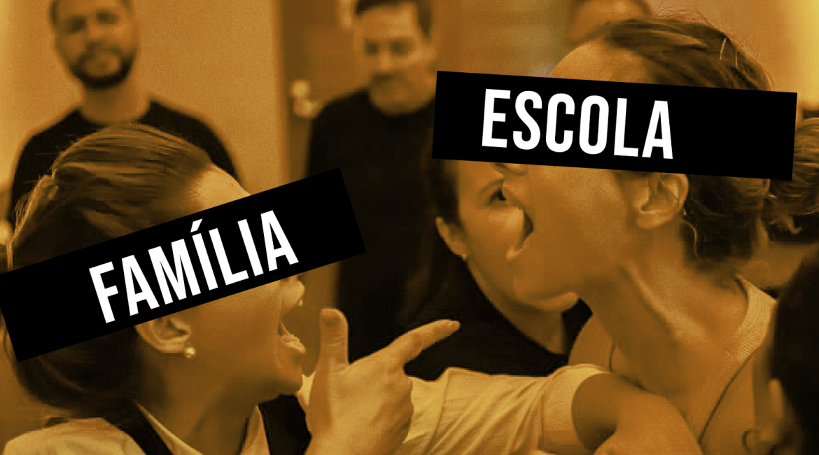 Alex e uma mulher descutindo representando o embate entre família e escola
